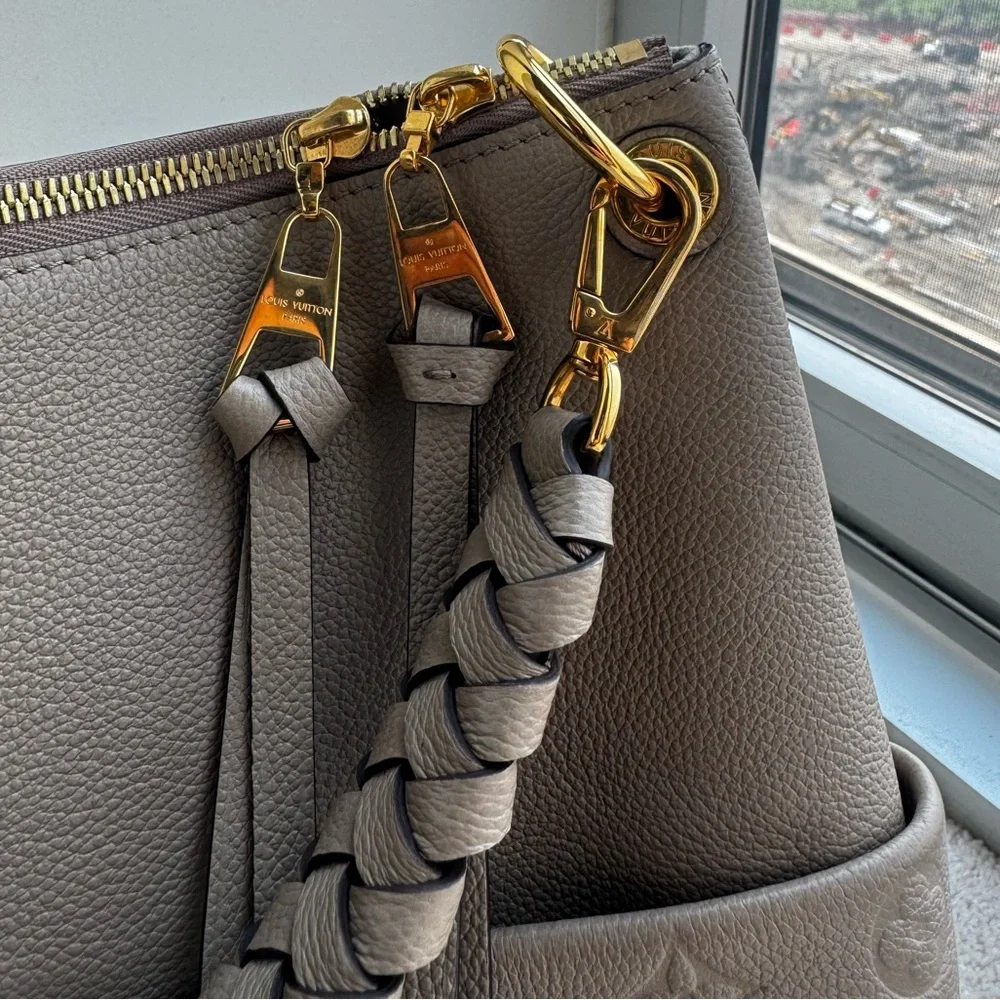 Louis Vuitton Maida Hobo MM Empreinte Leather in Tourterelle – New with Tags - Picture 4 of 16